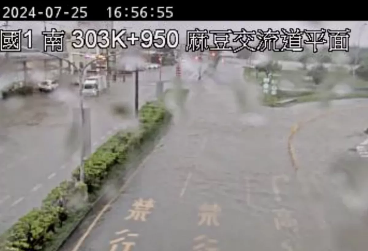 國一台南麻豆交流道積水嚴重 警方管制通行